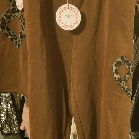 Umgee 87% Cotton Brown Set With Peace Leopard Heart Patchwork Detail - Picture 5 of 6